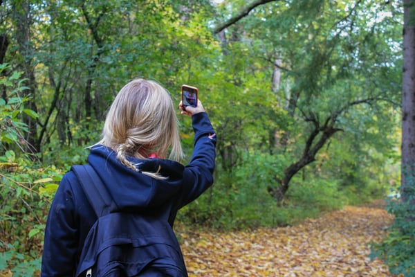 selfie handy mädchen